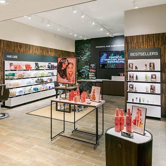 photo d'un magasin aveda avec la gamme nutriplenish au premier plan