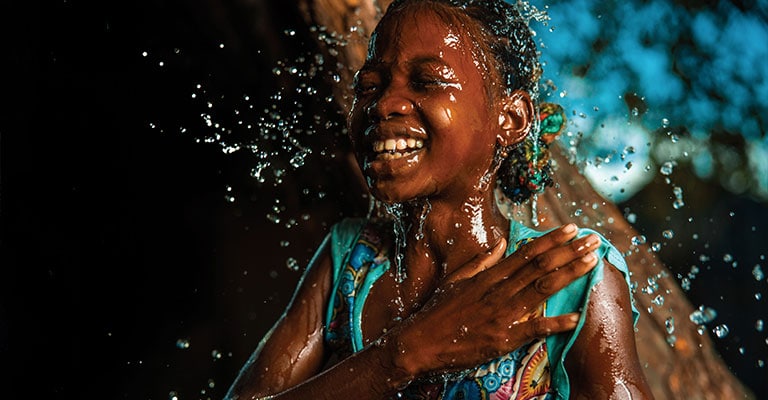Regardez notre vidéo pour en savoir plus sur le partenariat d'Aveda avec charity: water