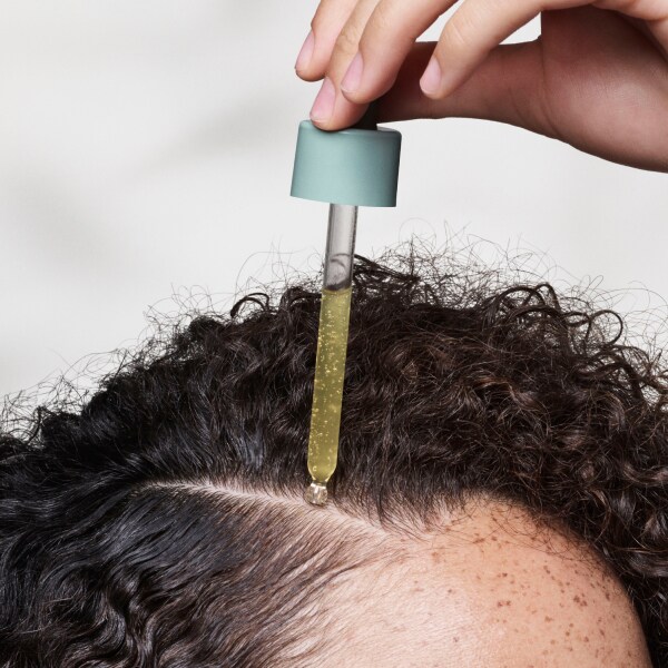 Le sérum de nuit régénérant scalp solutions combat les signes visibles du vieillissement prématuré du cuir chevelu pendant que vous dormez.