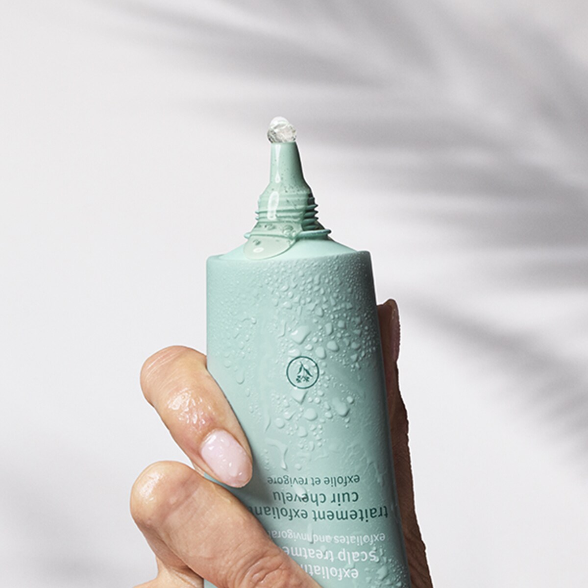 Le traitement cuir chevelu exfoliant scalp solutions détoxifie votre cuir chevelu tout en douceur et en profondeur.
