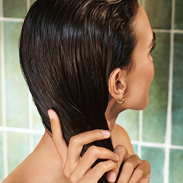 Distribute through mid-to-ends of damp hair, wrapping each strand in light-reflecting shine.